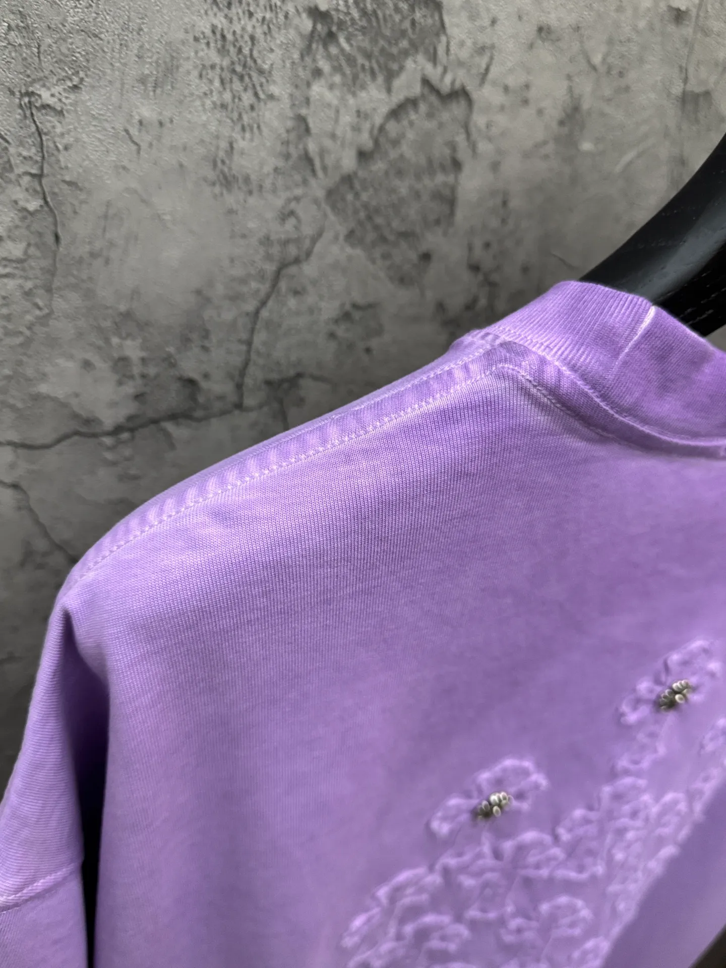 P200 top version, real shot without P, ​​different from market currency) 𝗖𝗵𝗿𝗼𝗺𝗲 𝗛𝗲𝗮𝗿𝘁𝘀/Croxin 2026 spring new original single counter American laser burnt patch embroidered couple short sleeves 👑The highest version! Customized fabric 330g, washed and fried. Best-selling model at the counter. Very comfortable to wear. Accessories: Original molded and authenticated collar label➕100% silk wash label. Genuine purchase-grade original hangtag➕matching hanging rope➕3D hanging beads➕original packaging bag. Craftsmanship: The original version has consistent wiring! The highest version of the armhole matching technique! Color: Khaki Black Rose Red Light Blue Purple Size: S M L XL Style Number: 26-2002